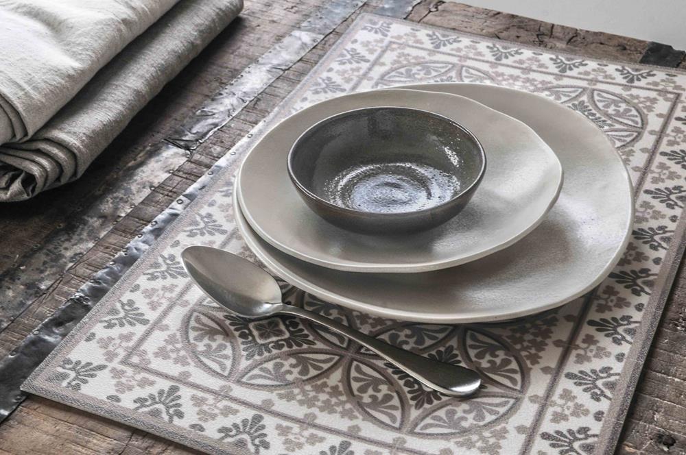 BEIJA FLOR- Barcelona Beige Vinyl Placemat