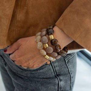 Parabaya Bombom 'Coffee' resin beaded bracelet worn on wrist, featuring brown and caramel-toned beads with gold-plated details