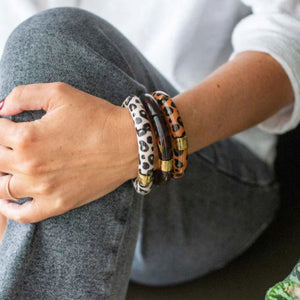 PARABAYA Resin Bangle Bracelets Set of 3 - Graou, leopard motif, worn on wrist