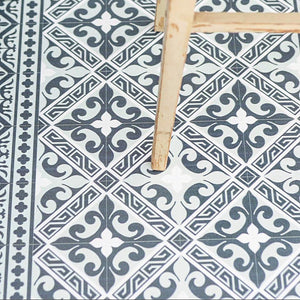 detail of BEIJA FLOR Vinyl Rug- Flor de Lis Gray