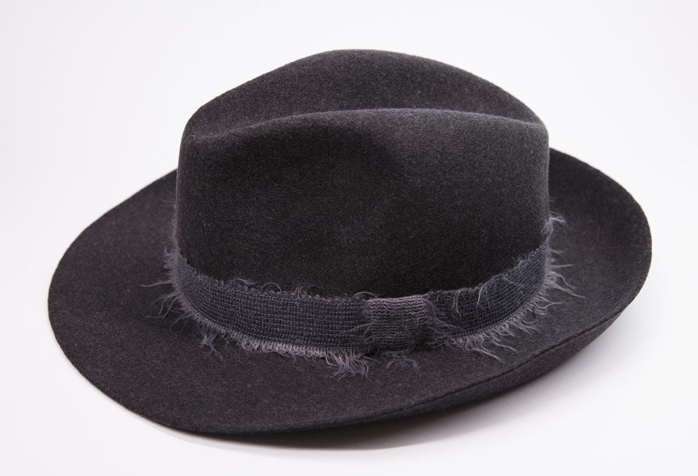 TRAVAUX EN COURS - CHARCOAL FELT FEDORA RIBBON HAT