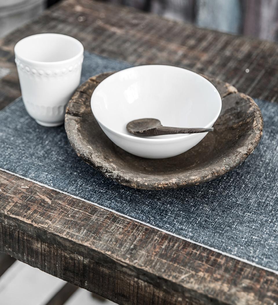 BEIJA FLOR- Blue linen table runner