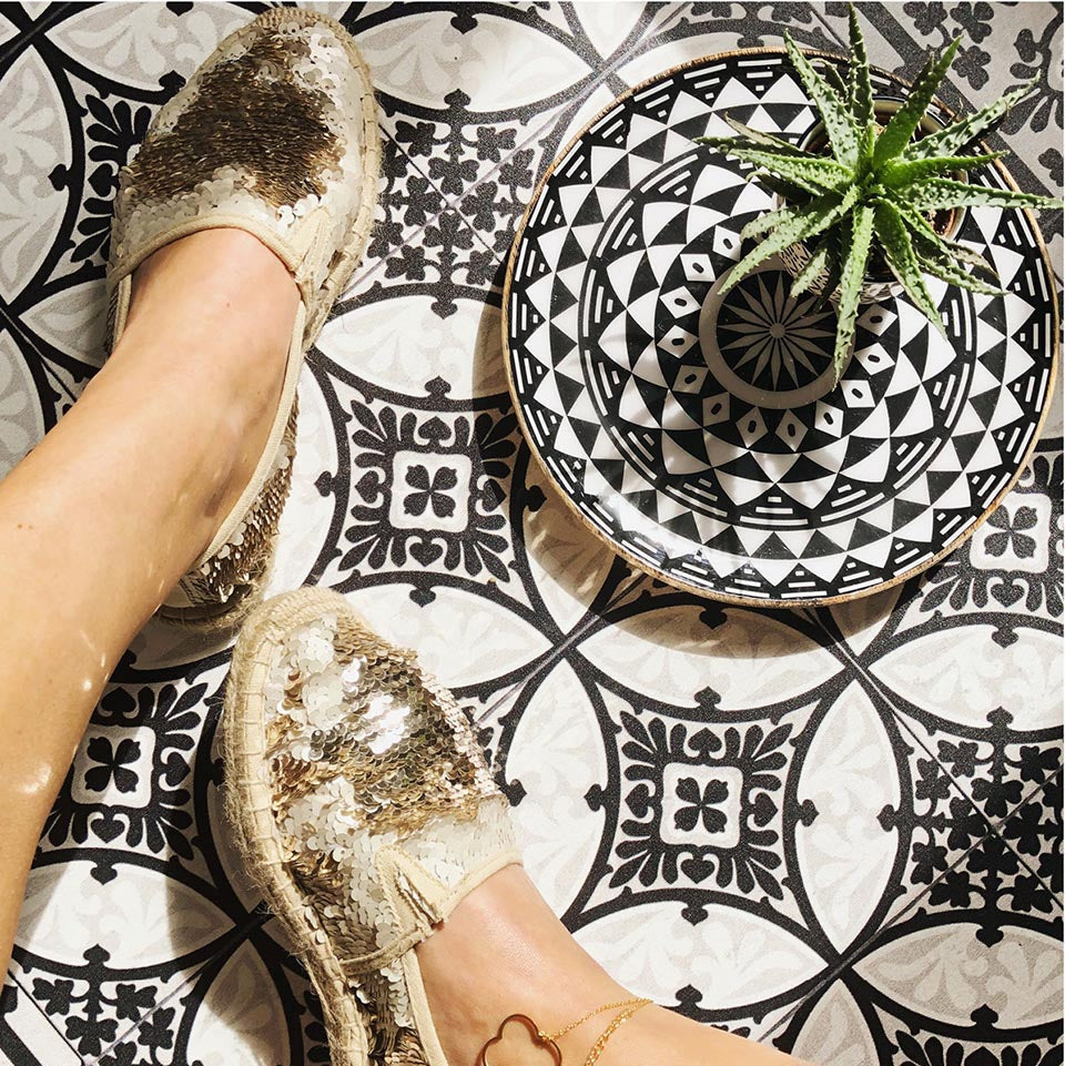 Detail of BEIJA FLOR Vinyl Rug- Barcelona B&W